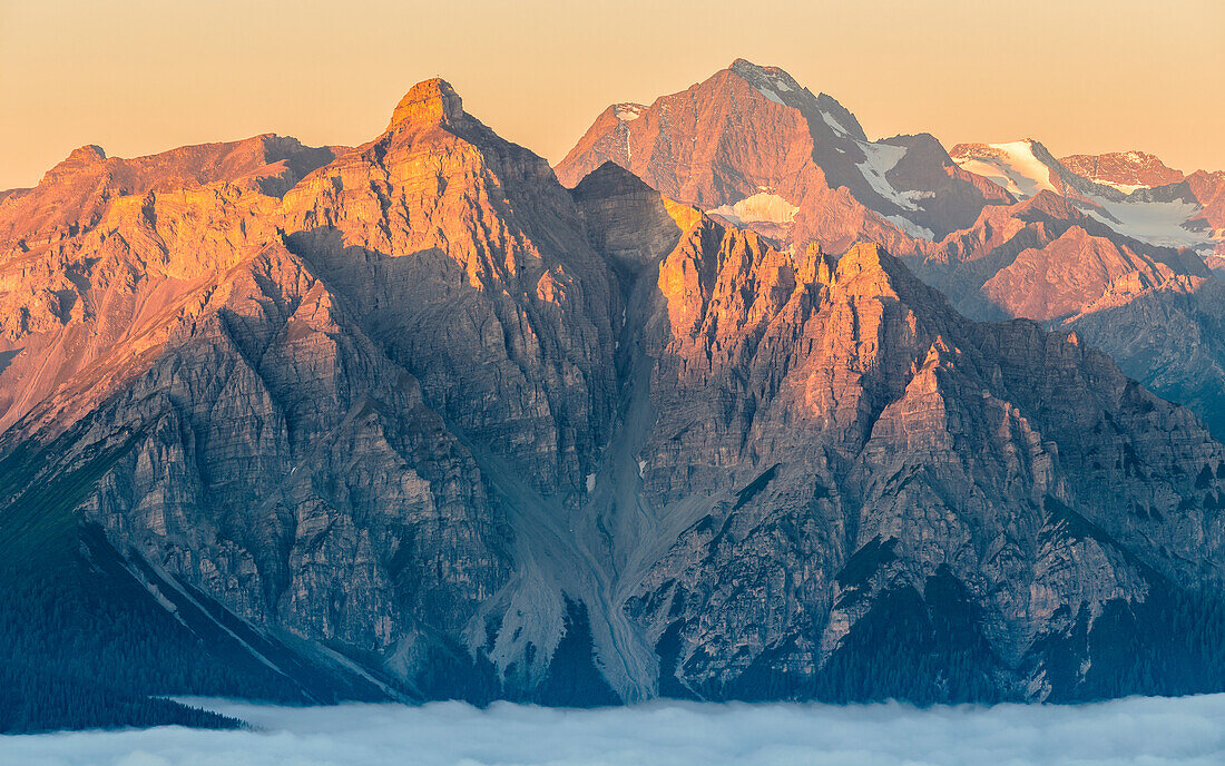 Die ersten Sonnenstrahlen auf den Gipfeln der Stubaier Alpen, Patscherkofel, Patsch, Innsbrucker Land, Tirol, Österreich, Europa