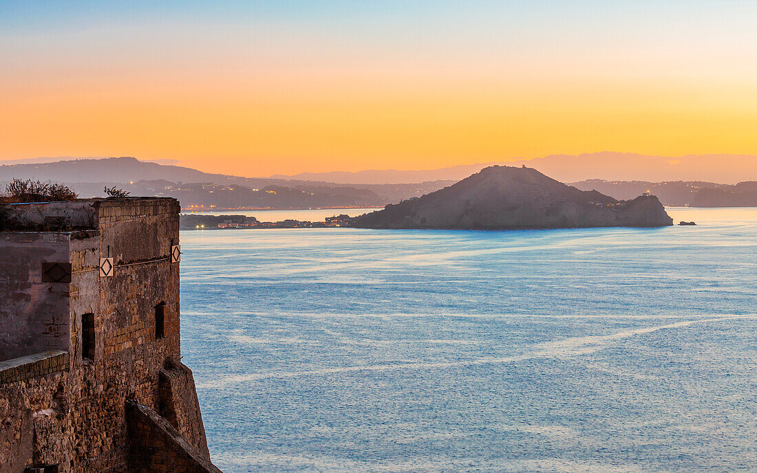 Abenddämmerung im Golf von Neapel, gesehen vom Palazzo d'Avalos, Insel Procida, Region Kampanien, Italien, Europa