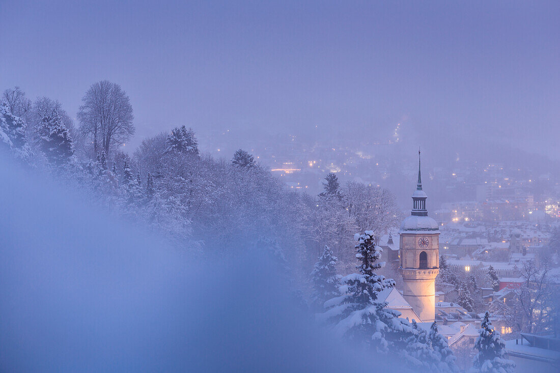 Der Wohnturm der Herren von Hötting an einem verschneiten Abend, Stadtteil Hötting, Innsbruck, Tirol, Österreich, Europa