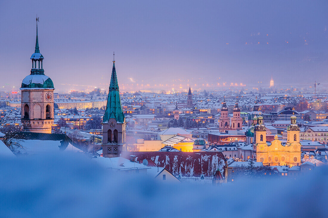 Die malerischen Türme der Stadt Innsbruck an einem verschneiten Abend, Stadtteil Hörting, Innsbruck, Tirol, Österreich, Europa