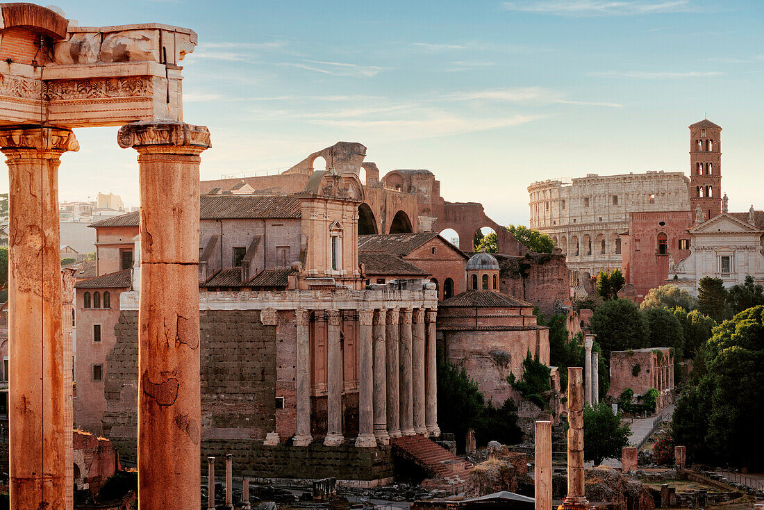Fori Imperiali (Forum Romanum) vom Campidoglio aus bei Sonnenaufgang. Rom, Bezirk Rom, Latium, Italien.