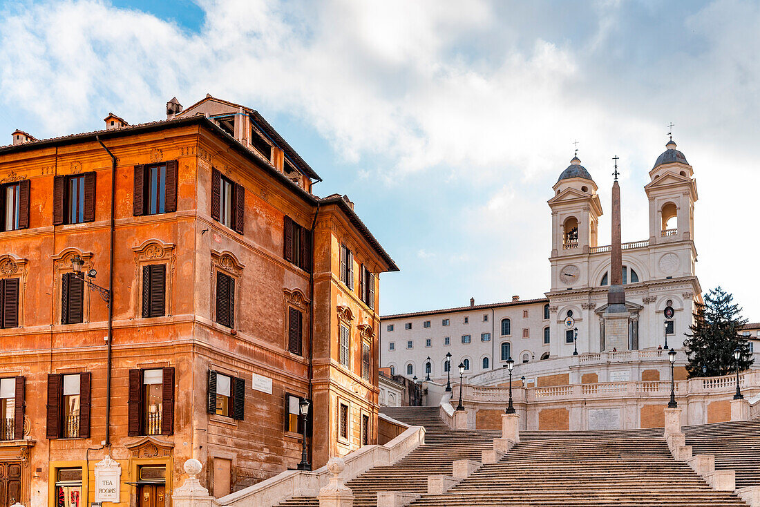 Die Spanische Treppe (italienisch: Scalinata di Trinità dei Monti) in Rom, Italien, zwischen der Piazza di Spagna am Fuße und der Piazza Trinità dei Monti, mit der Kirche am oberen Ende. Sonnenaufgang, keine Menschen. Rom, Latium, Italien