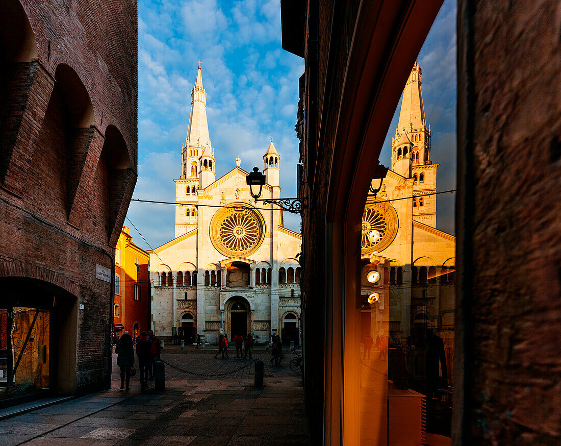 Modena, Emilia Romagna, Italien. Dom und Ghirlandina-Turm im Stadtzentrum bei Sonnenuntergang.