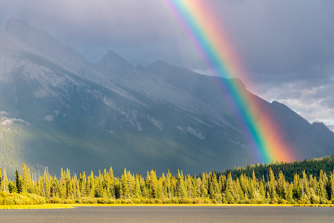 Gewitter und Regenbogen an den Vermillion Lakes, Banff National Park, Kanadische Rocky Mountains, Kanada.