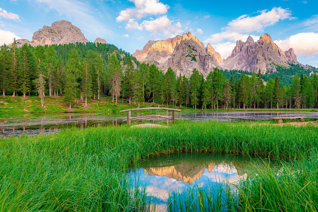 Gebirgsreflexionen am Lago Antorno. Venetien, Belluno, Sextner Dolomiten, Italien