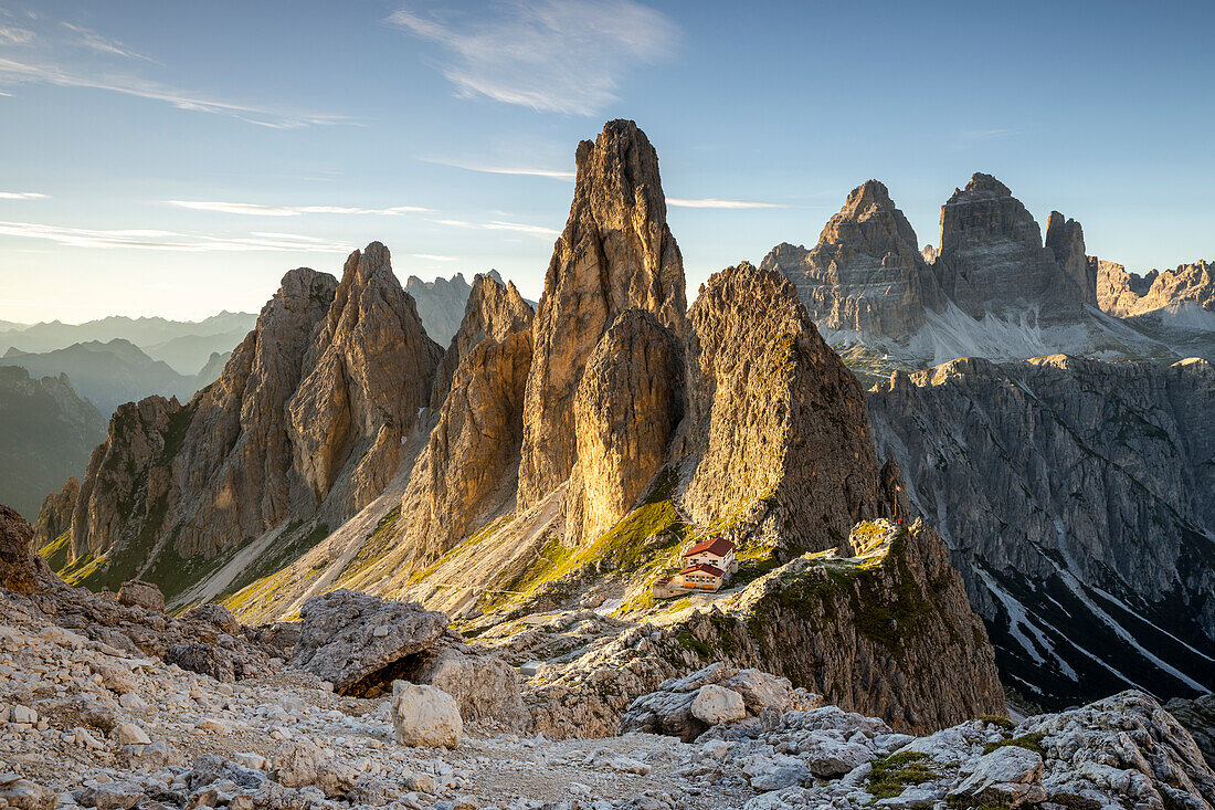 Italien,Venetien,Provinz Belluno,Blick auf die Fonda Savio Hütte in der Cadini di Misurina Gruppe,im Hintergrund die Drei Zinnen von Lavaredo