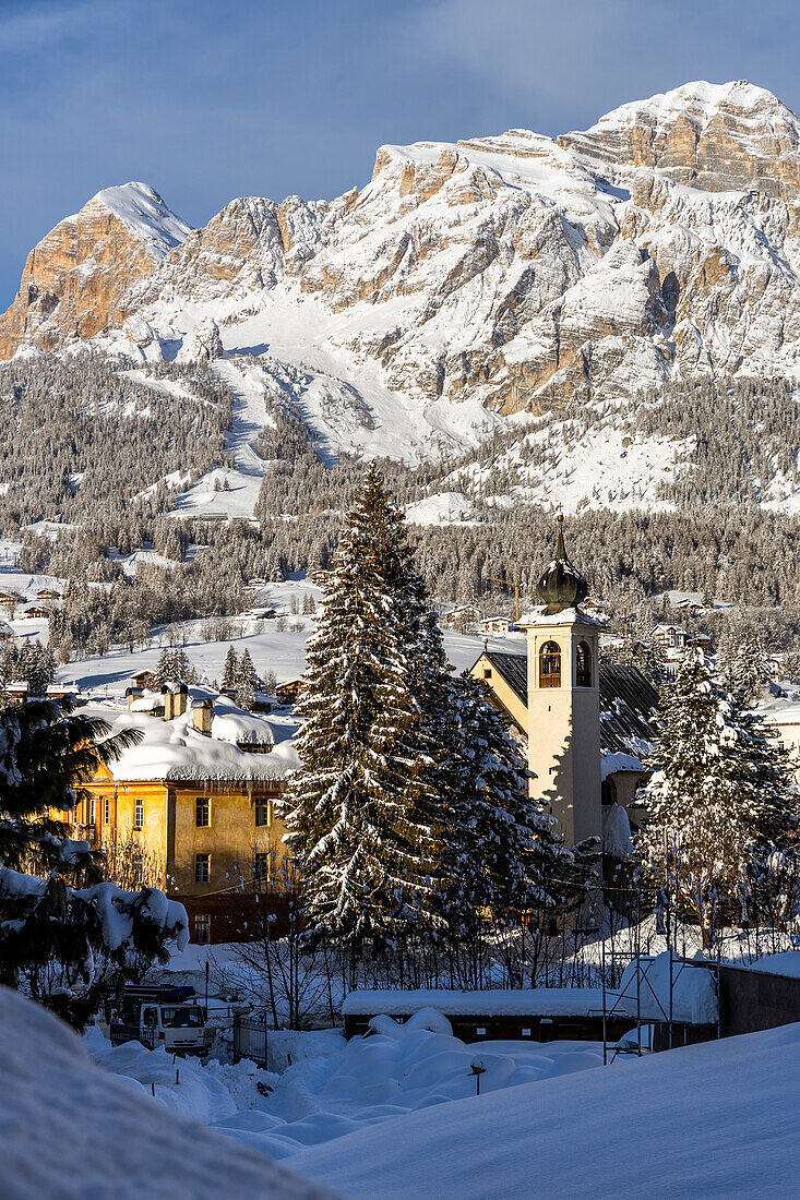 Italien, Venetien, Provinz Belluno, Boite-Tal, Blick auf die Tofane-Gruppe und den Glockenturm der Kirche der Madonna della Difesa in Cortina d'Ampezzo