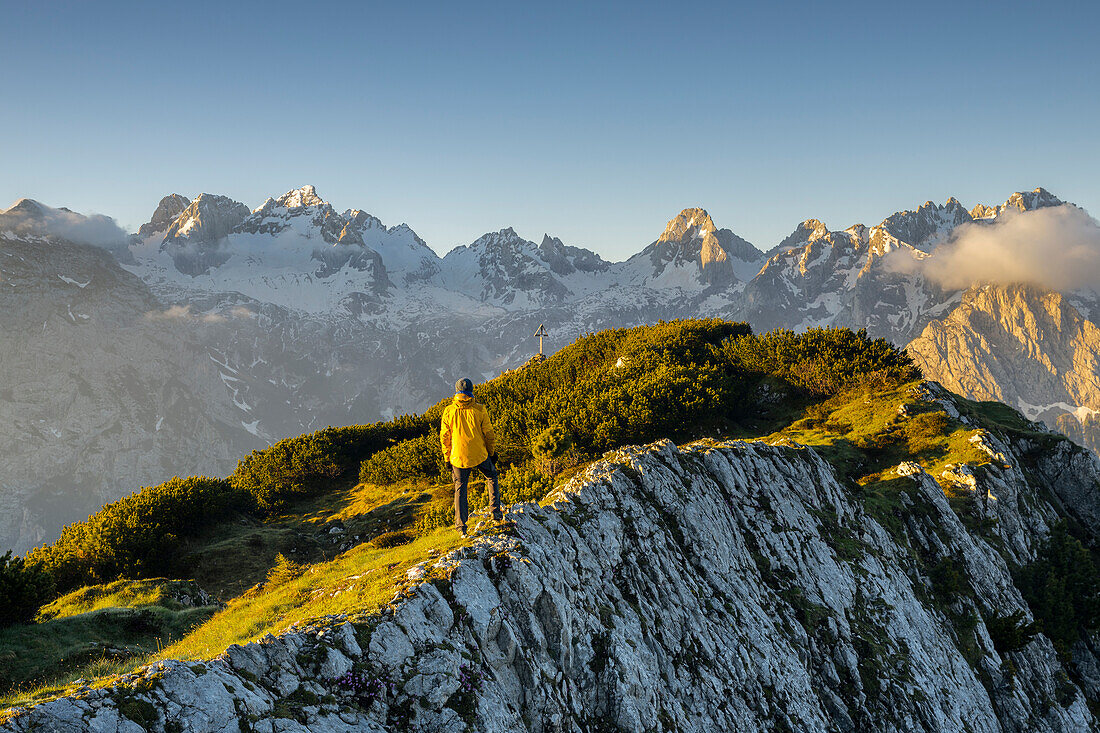 Italien,Venetien,Provinz Belluno,Auronzo di Cadore,Wanderer bewundert die Nordwände der Marmarole-Gruppe am frühen Morgen (MR)