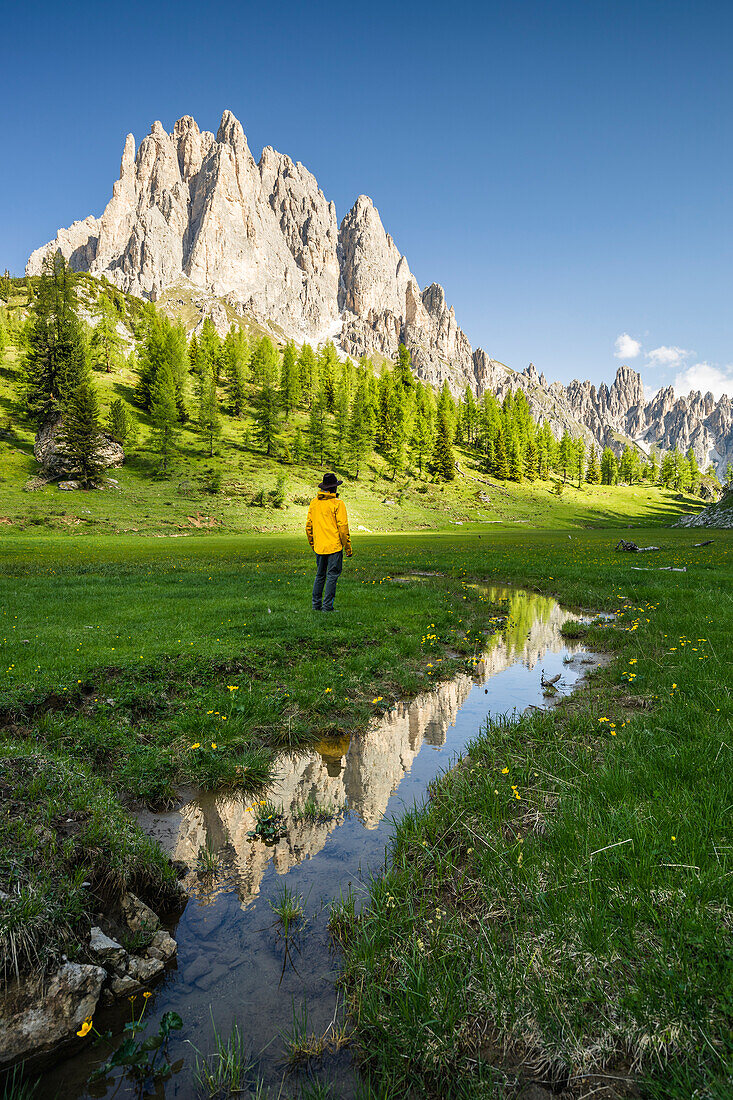 Italien, Venetien, Provinz Belluno, Auronzo di Cadore, Wanderer bewundert Cadini di Misurina am frühen Morgen (MR)