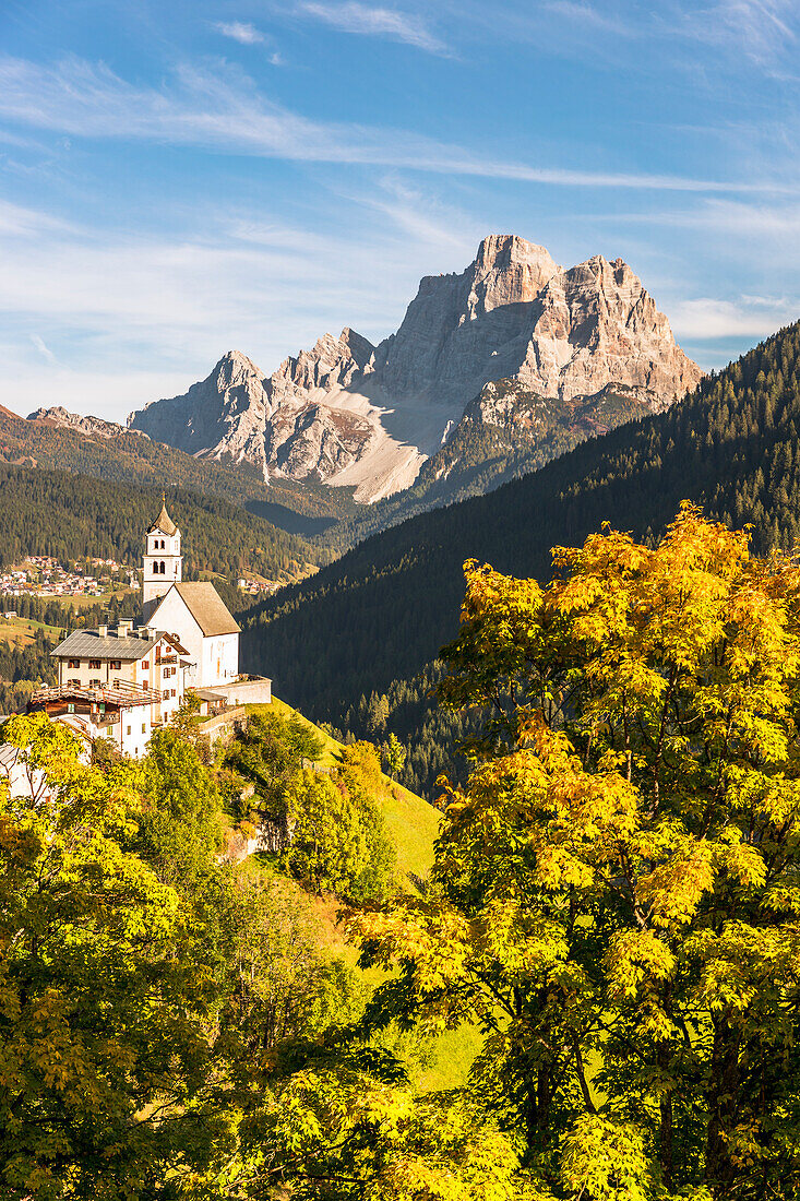 Italien, Venetien, Provinz Belluno, die berühmte Kirche von Colle Santa Lucia mit dem Berg Pelmo im Hintergrund