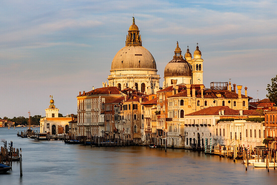 Italien, Venetien, Venedig, Basilika Santa Maria della Salute bei Sonnenuntergang (Heilige Maria der Gesundheit)