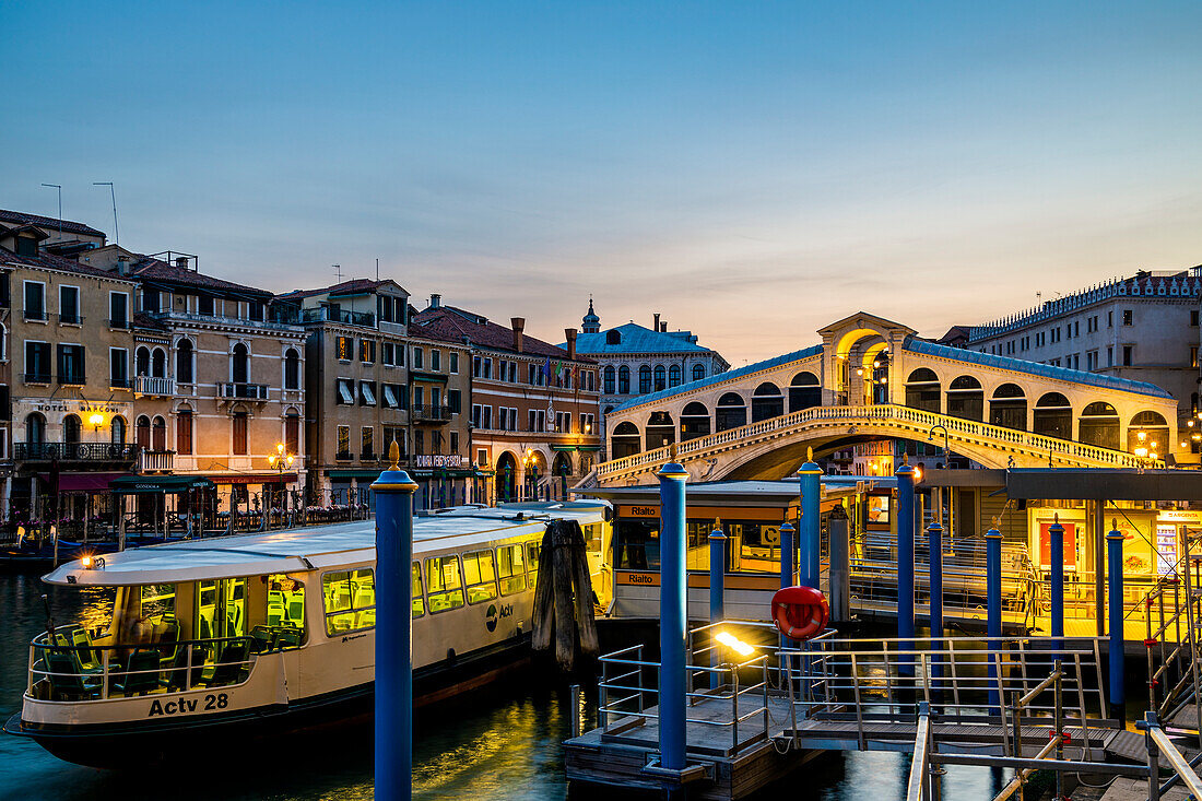 Italien,Venetien,Venedig,Sonnenaufgang an der Ponte di Rialto (Rialtobrücke)