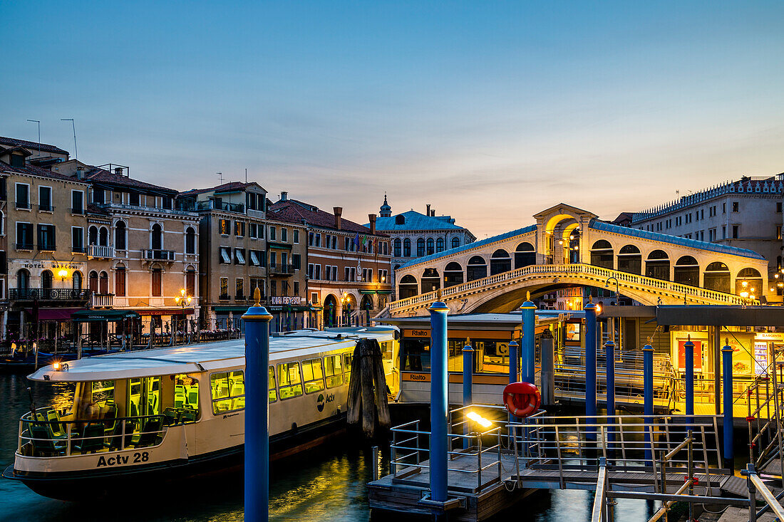 Italy,Veneto,Venice,sunrise at Ponte di Rialto (Rialto Bridge)