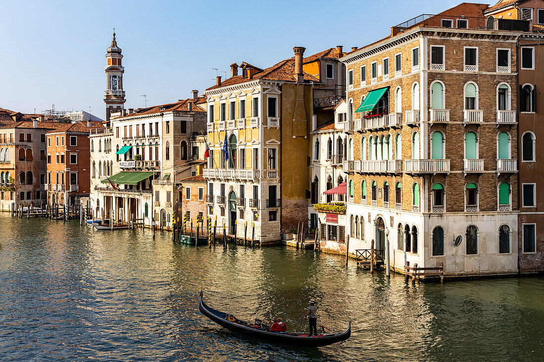 Italien, Venetien, Venedig, eine typische Gondel fährt auf dem Canal Grande (Canal Grande)