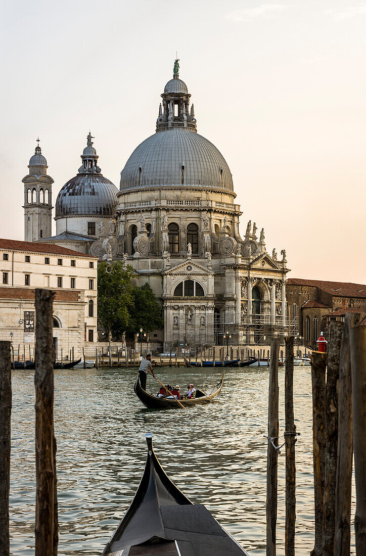 Italien, Venetien, Venedig, Basilika Santa Maria della Salute bei Sonnenuntergang (Heilige Maria der Gesundheit)