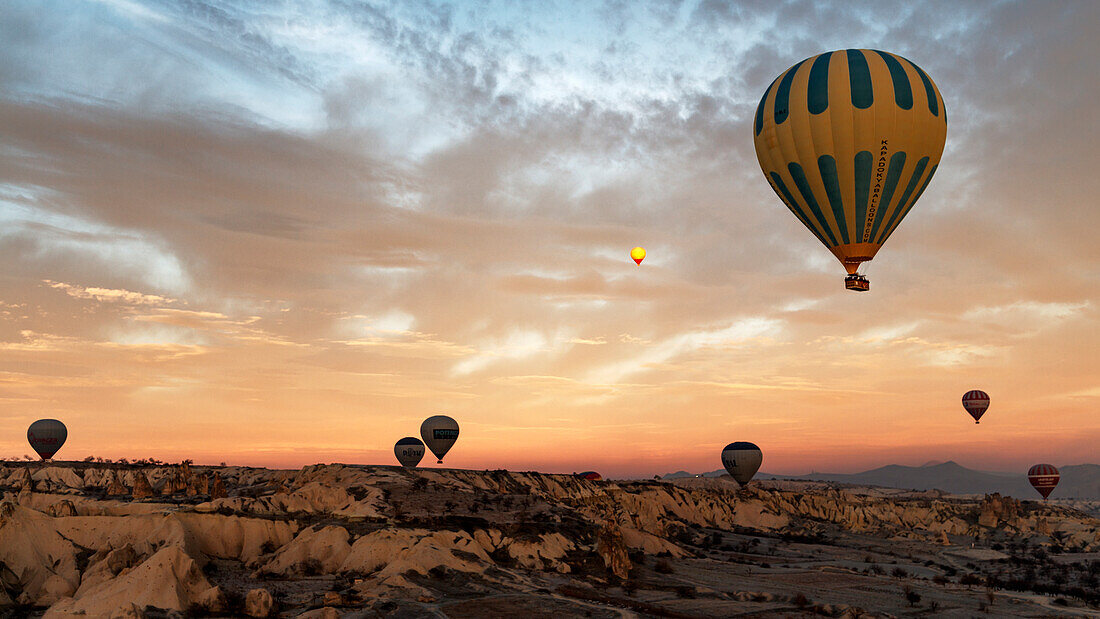 Heißluftballons fliegen auf Goreme, Kappadokien, Türkei