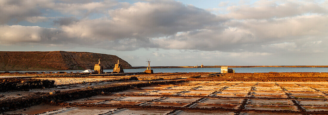 Mühlen in den Salinas de Janubio, Yaiza, Lanzarote, Kanarische Inseln, Spanien