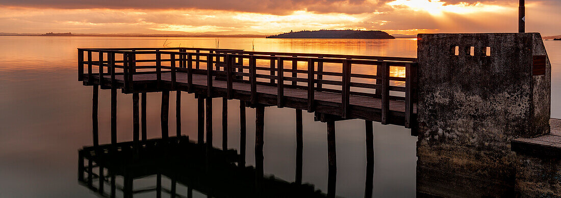 Sonnenuntergang über dem Trasimeno-See, Trasimeno-See, Perugia, Umbrien, Italien, Westeuropa, Europa