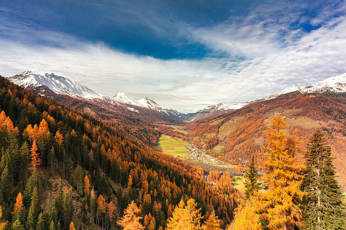 Höhenansicht des Mustairtals im Herbst. Val Mustair, Kanton Graubünden, Schweiz.