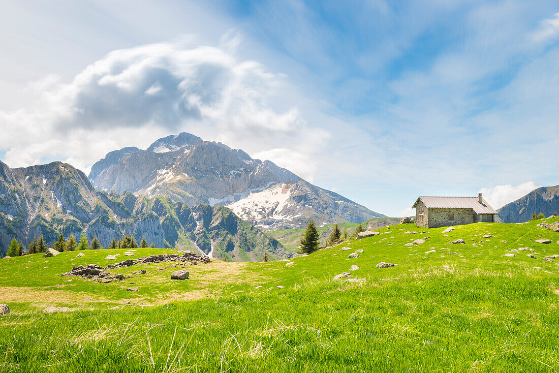 Pizzo Arera von den Wiesen der Baita Monte Campo, Val Brembana, Alpi Orobie, Provinz Bergamo, Lombardei, Italienische Alpen, Italien