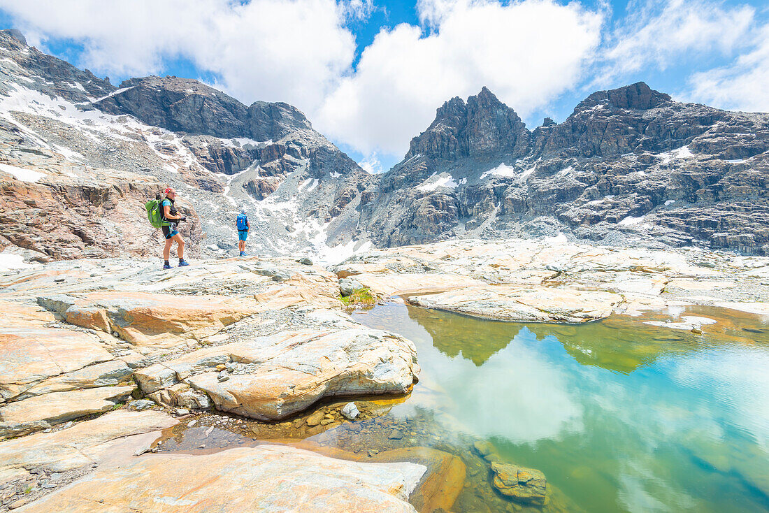 Wanderer am Gran Lac de Tzere, Vallone delle Cime Bianche, Val d Ayas, Italienische Alpen, Aosta-Tal, Italien