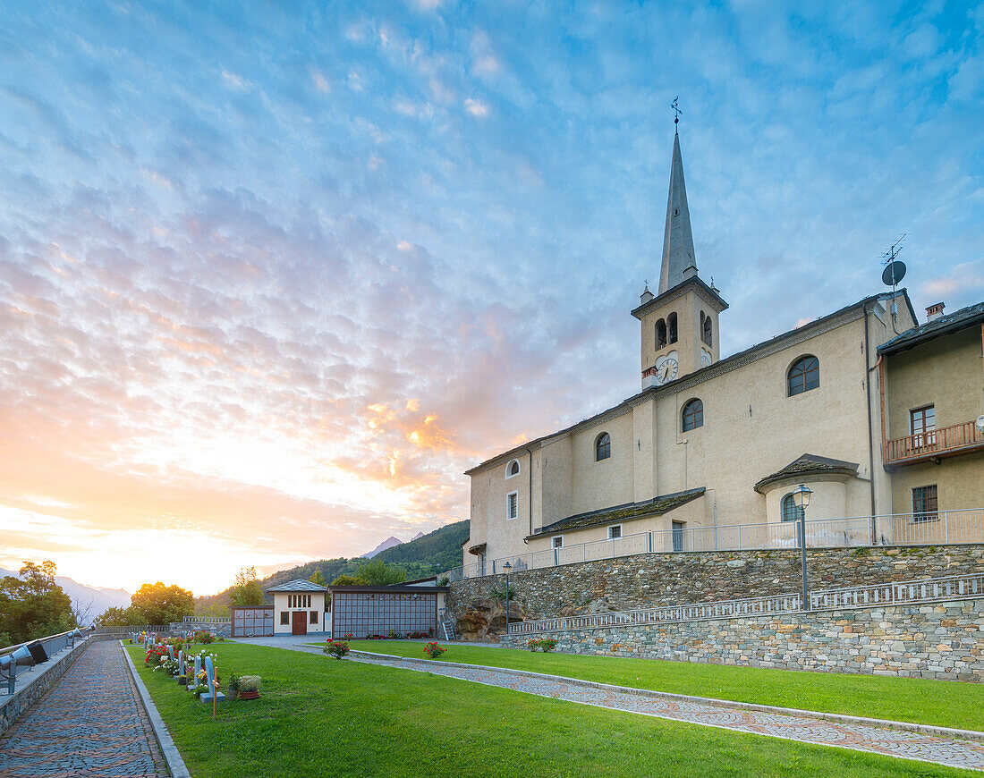 Sonnenaufgang bei der Kirche von Introd, Vallee d Aoste, Italienische Alpen, Italien
