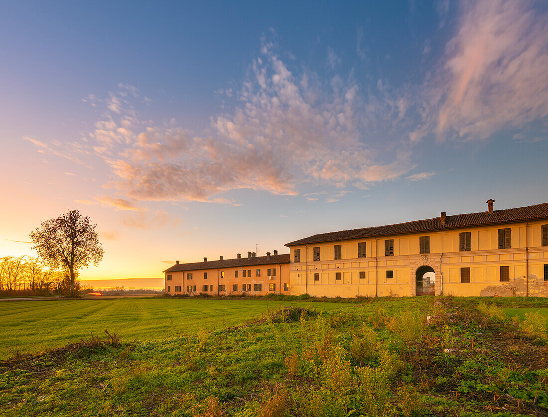 Bauernhaus im Sonnenuntergang, Dorno, Lomellina, Provinz Pavia, Lombardei, Italien