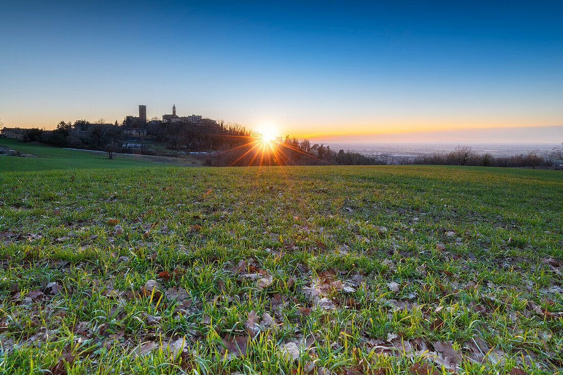 Sonnenuntergang auf den Feldern um Nazzano (Valle Staffora, Oltrepo Pavese, Provinz Pavia, Lombardei, Italien)