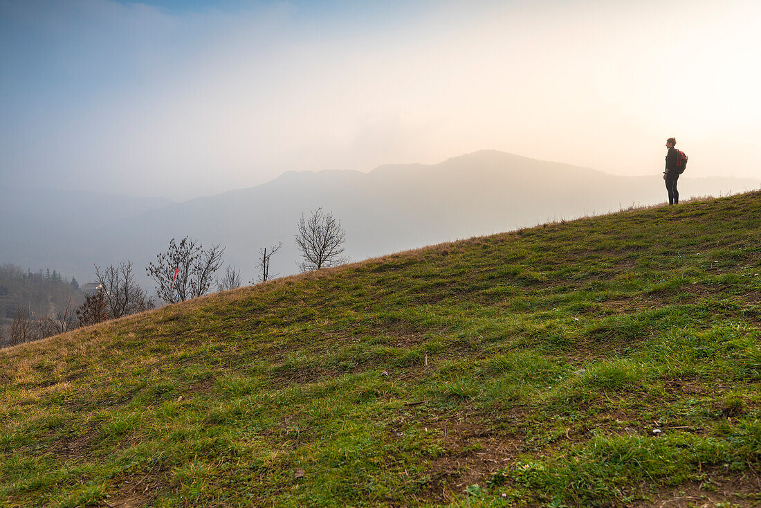 Wanderer im Nebel, Borgo Priolo, Oltrepo Pavese, Apennin, Provinz Pavia, Lombardei, Italien