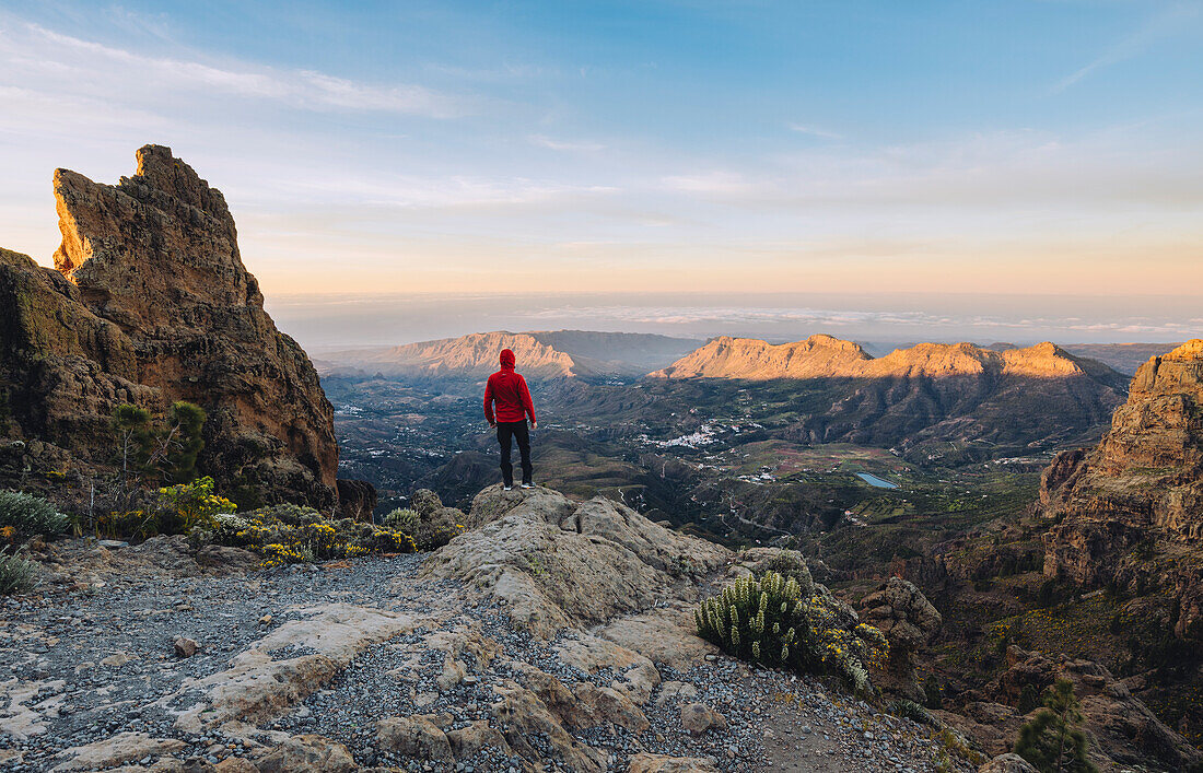 Spanien, Kanarische Inseln, Gran Canaria, ein Wanderer bewundert den Sonnenaufgang vom Pico de las Nieves (MR)