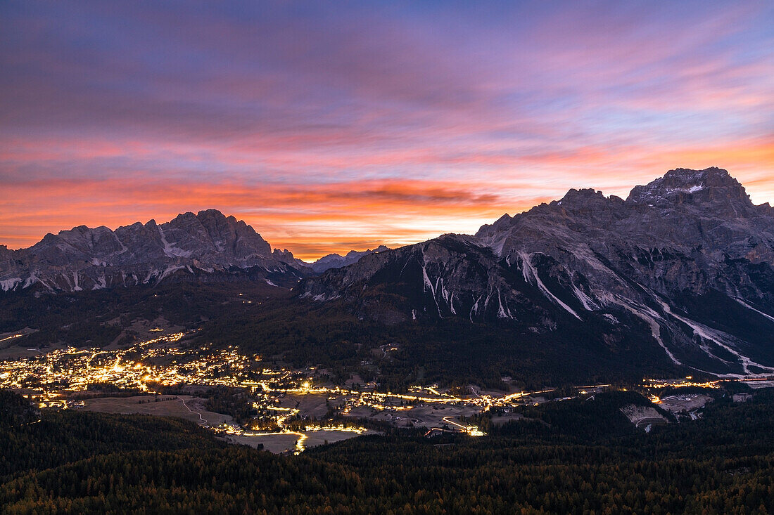 Der Ferienort Cortina d'Ampezzo mit der Cristallo- und Sorapiss-Gruppe im Hintergrund in der Morgendämmerung, Provinz Belluno, Boite-Tal, Venetien, Italien