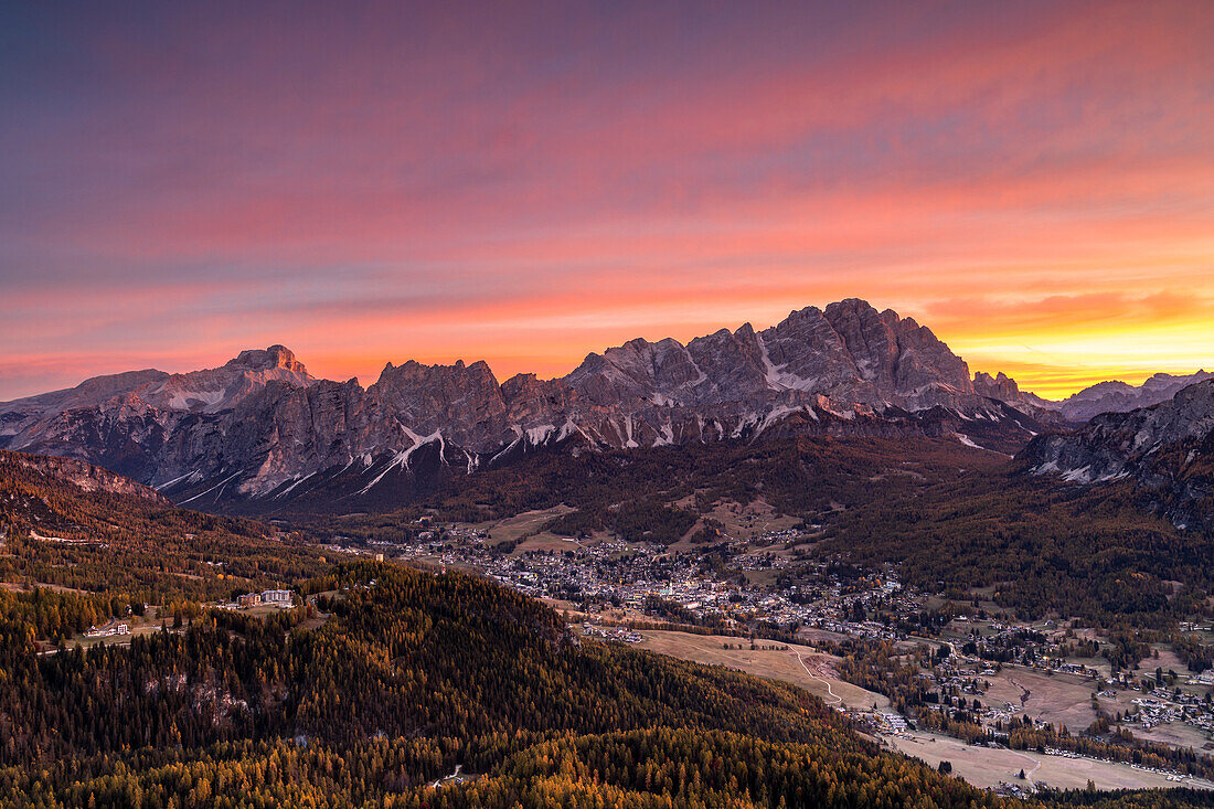 Der Ferienort Cortina d'Ampezzo mit dem Cristallo, dem Pomagagnon und der Rotwand im Hintergrund in der Morgendämmerung, Provinz Belluno, Boite-Tal, Venetien, Italien