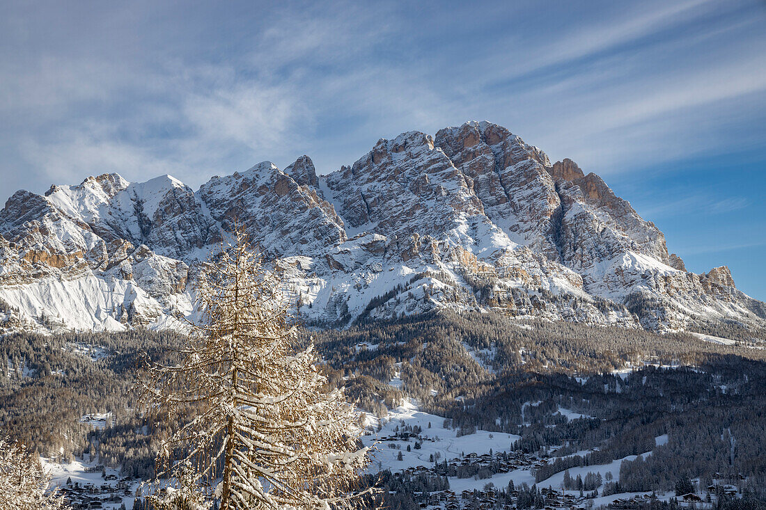 Cortina d'Ampezzo und Cristallo nach einem Schneefall, Boite-Tal, Provinz Belluno, Italien