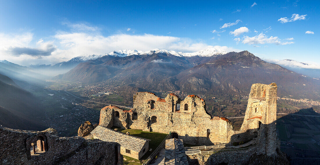 Ruinen der antiken Kirche der Sagra di San Michele, Dorf Sant'Ambrogio, Bezirk Turin, Piemont, Italien