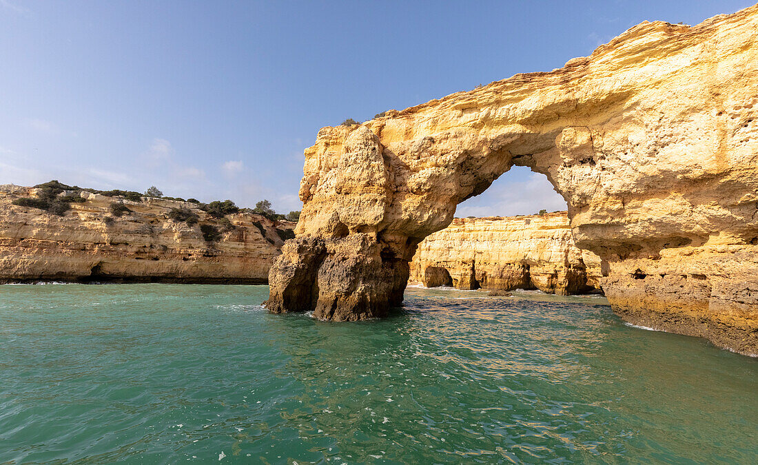 Blick vom Meer aus auf den Naturbogen von Albandeira, Dorf Porches, Bezirk Faro, Algarve, Portugal