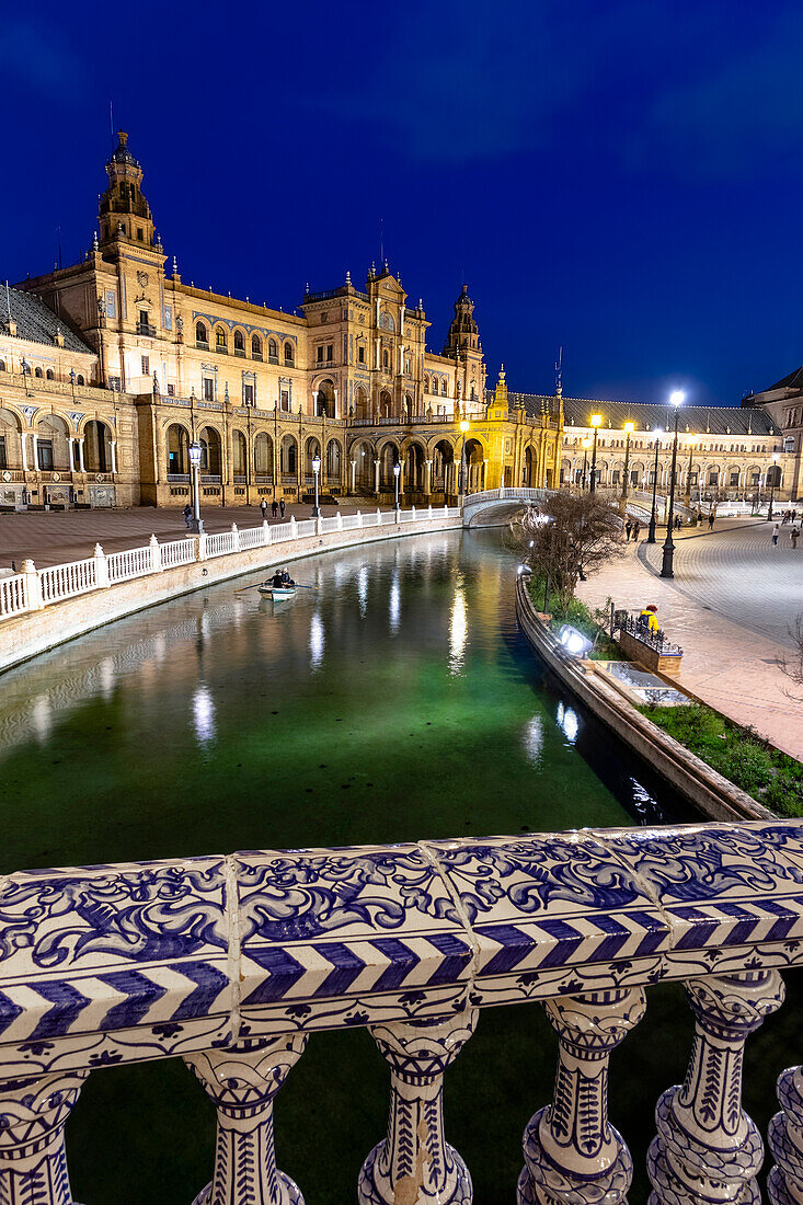 Blaue Stunde auf der Plaza de Espana, Bezirk Siviglia, Andalusien, Spanien