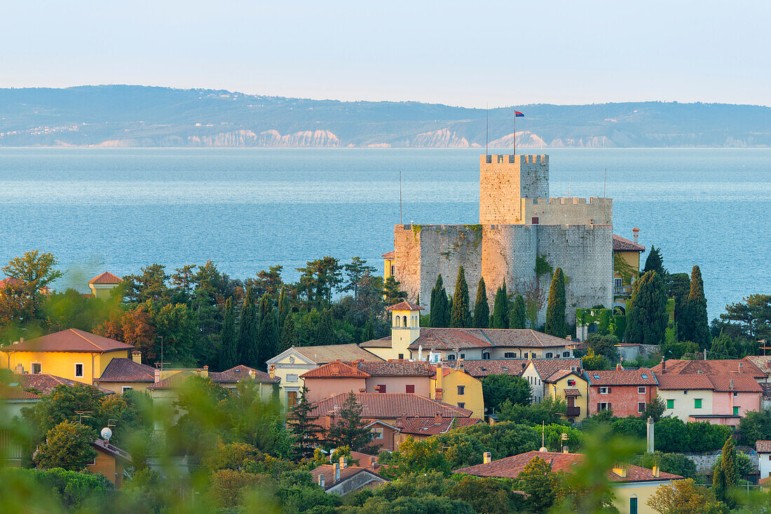 Die Burg von Duino in der Morgendämmerung, Duino, Provinz Triest, Friaul-Julisch Venetien, Italien