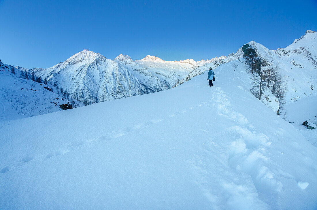 Ein Wanderer wartet auf die Morgendämmerung in Vallone di Campiglia, Nationalpark Gran Paradiso, Valle Soana, Provinz Turin, Canavese, Piemont, Italienische Alpen, Italien