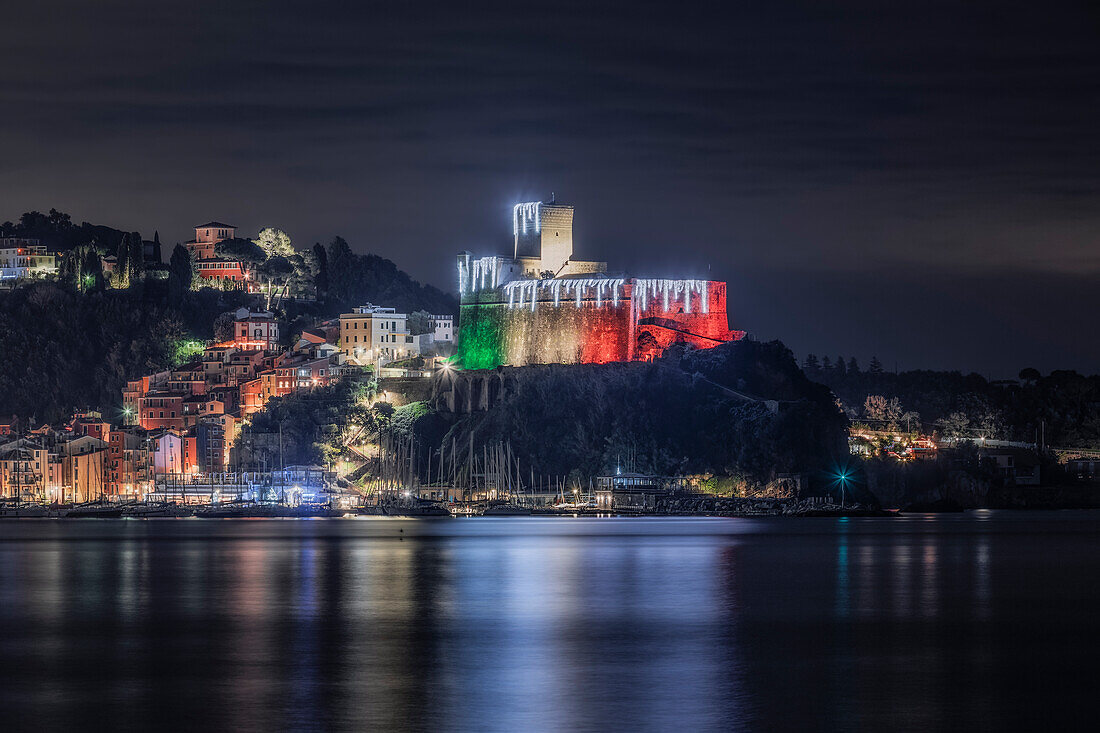 Nacht auf dem Schloss von Lerici mit Weihnachtsbeleuchtung, Gemeinde Lerici, Provinz La Spezia, Region Ligurien, Italien, Europa