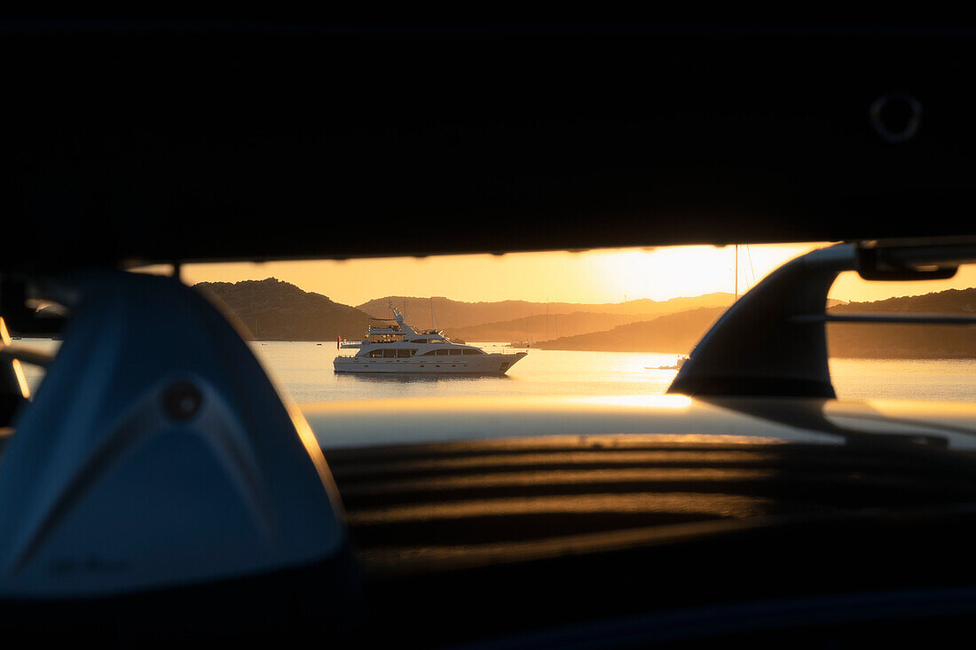Alternative Aussichtspunkte bei Sonnenuntergang auf der vor Cala Andreani vertäuten Yacht, Insel Caprera, Archipel der Maddalena, Provinz Sassari, Sardinien, Italien, Europa.