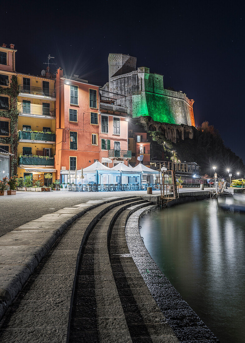 Nacht an der Strandpromenade von Lerici, Burg von Lerici, Gemeinde Lerici, Provinz La Spezia, Region Ligurien, Italien, Europa