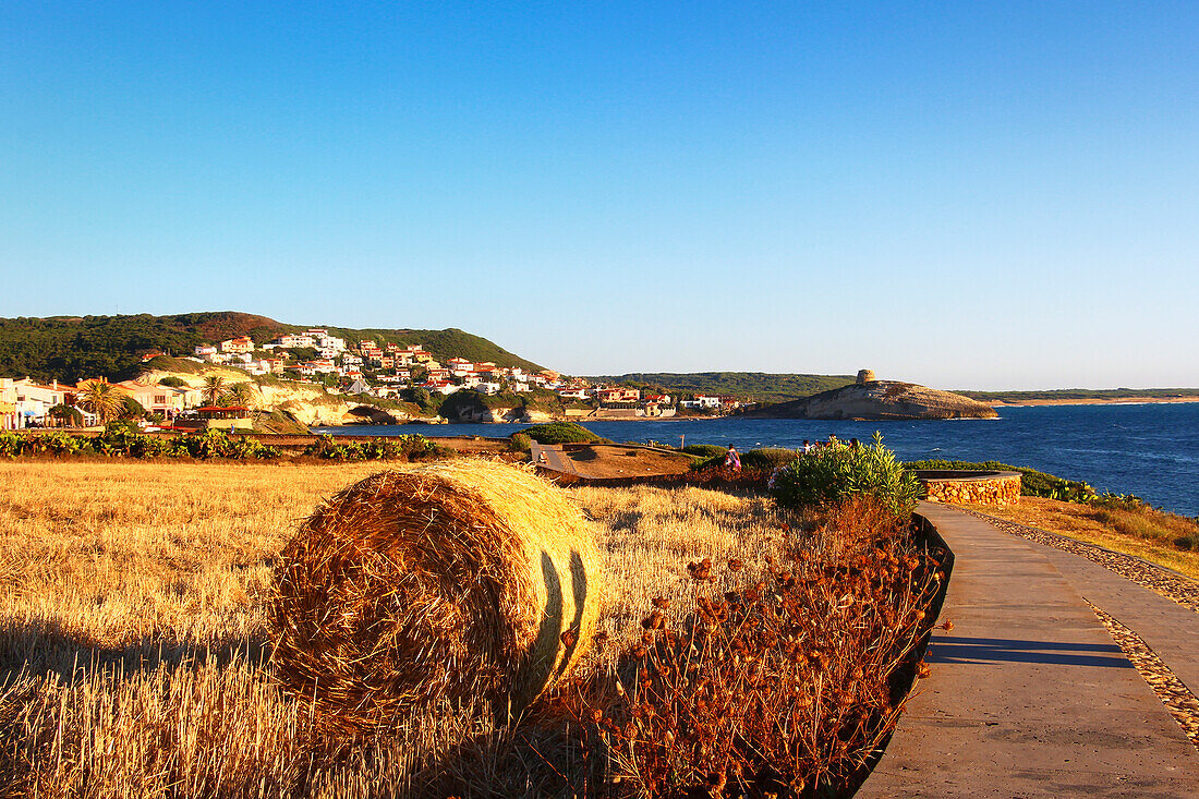 Augenblicke bei Sonnenuntergang auf der Promenade von S'Archittu, Cuglieri, Kreis Oristano, Sardinien, Italien, Europa.