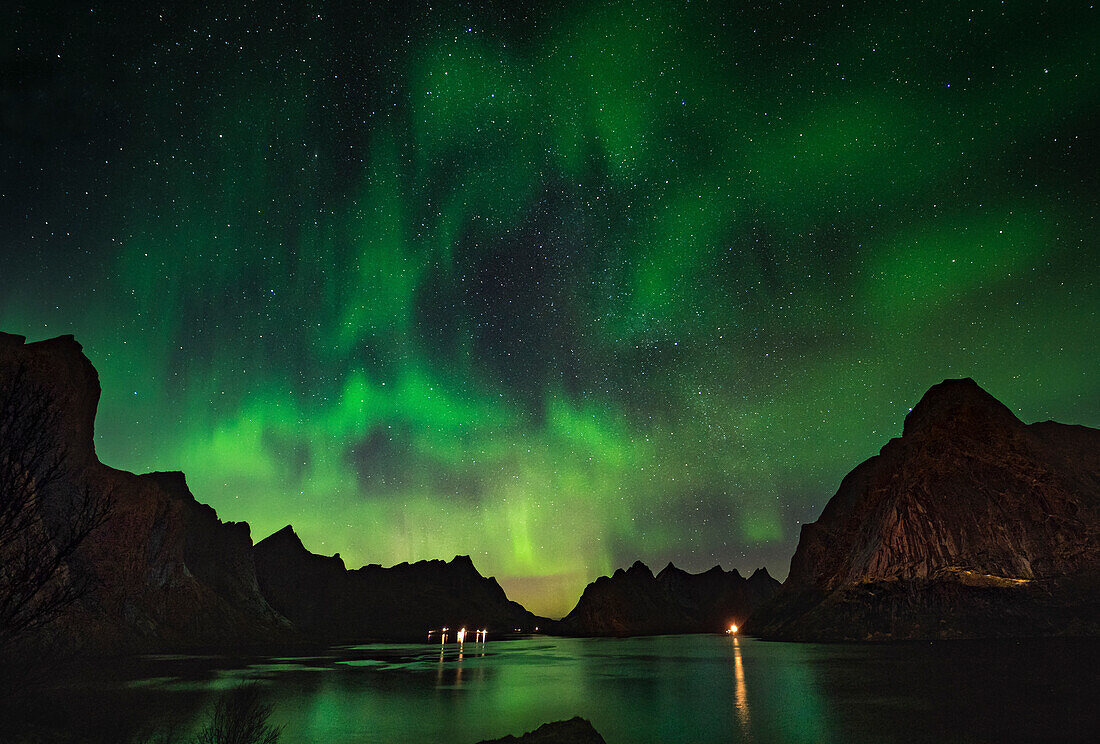 Magische Nordlichter, die sich im Fjord spiegeln, Insel Lofoten, Norwegen, Nordeuropa