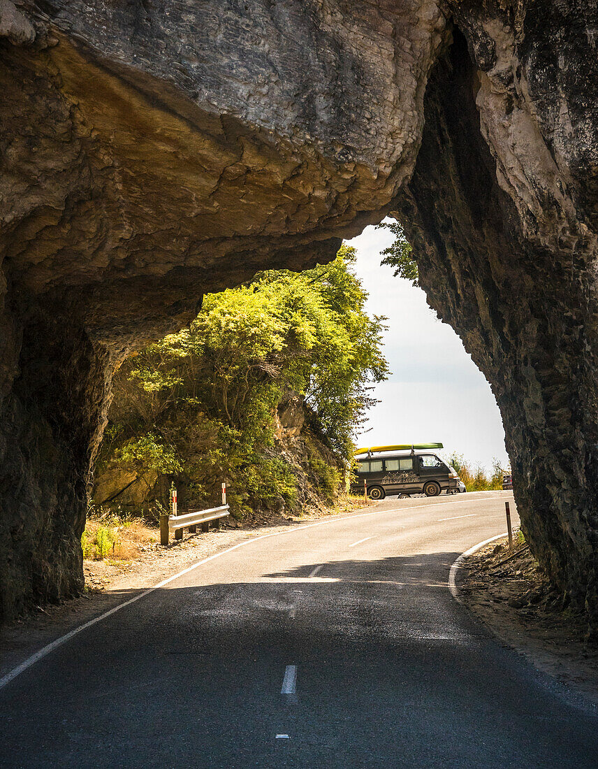 Fahrt auf der Straße entlang der Golden Bay, Tasman, Südinsel, Neuseeland, Ozeanien
