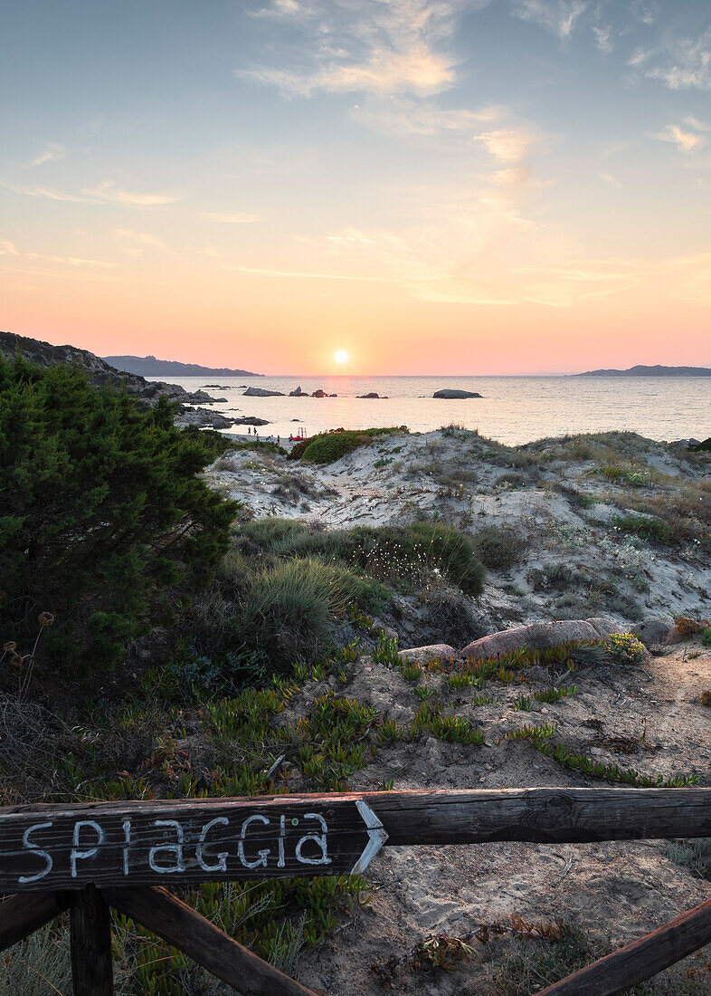 Sonnenuntergang am Strand von Bassa Trinita, Cala Trinita, Insel La Maddalena, Provinz Sassari, Sardinien, Italien, Europa.