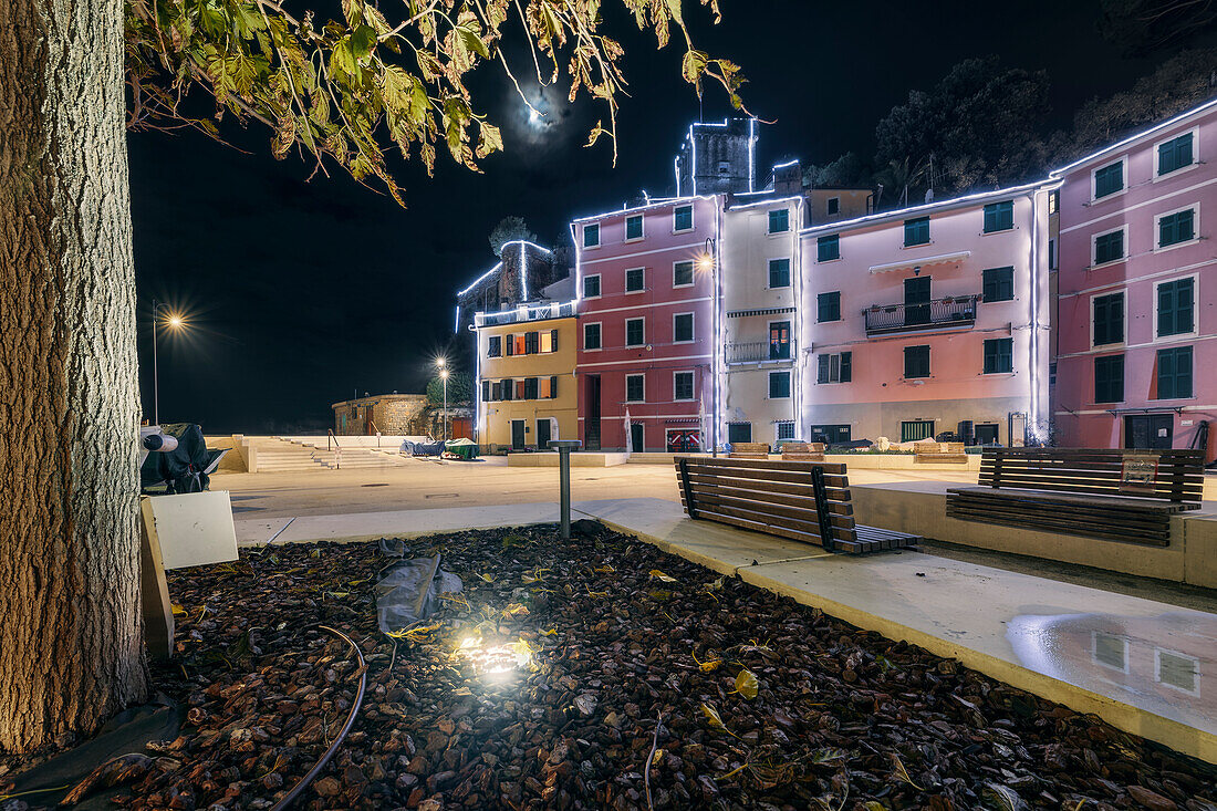 Die weihnachtlich beleuchtete Stadt San Terenzo, Gemeinde Lerici, Provinz La Spezia, Region Ligurien, Italien, Europa