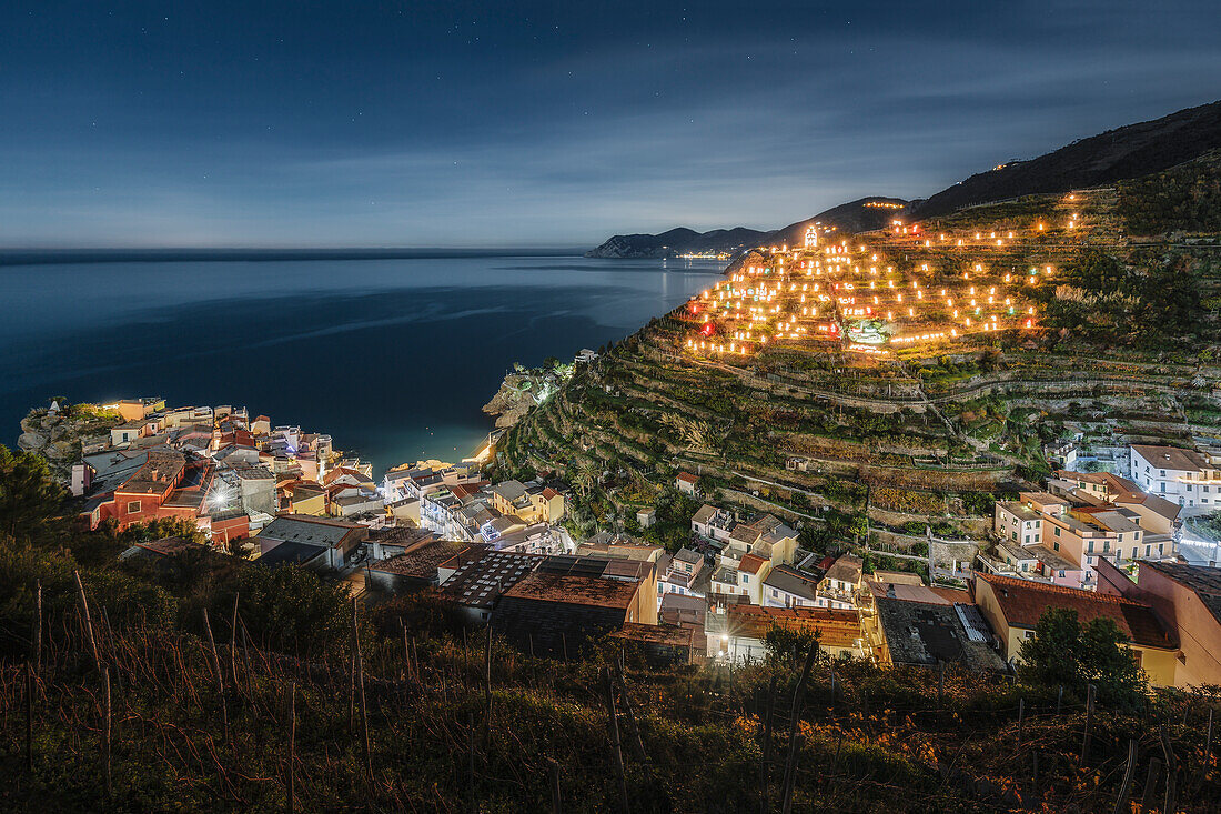 Nacht auf der Krippe von Manarola, Nationalpark Cinque Terre, Gemeinde Riomaggiore, Provinz La Spezia, Region Ligurien, Italien, Europa
