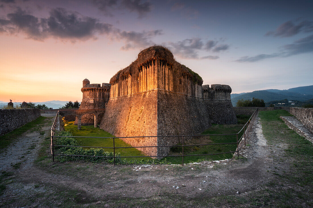 Sonnenuntergang bei der Festung von Sarzanello, Gemeinde Sarzana, Provinz La Spezia, Region Ligurien, Italien, Europa
