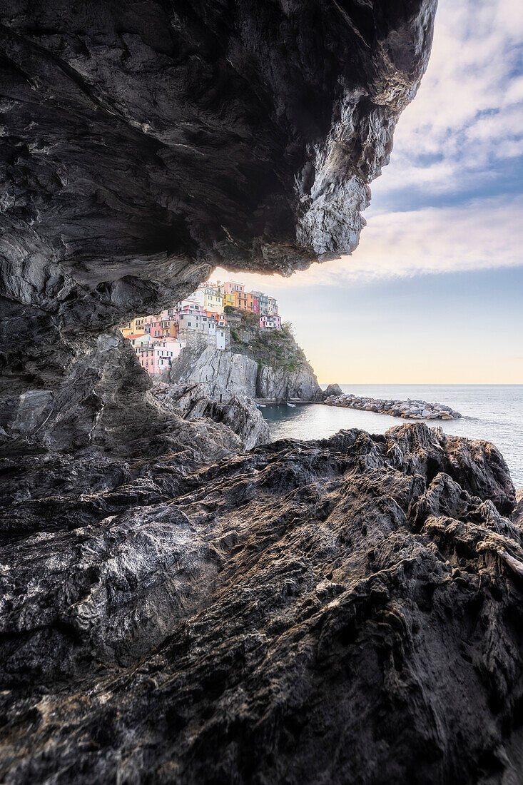 Eingerahmt zwischen den Felsen, Manarola, Nationalpark Cinque Terre, Gemeinde Riomaggiore, Provinz La Spezia, Region Ligurien, Italien, Europa