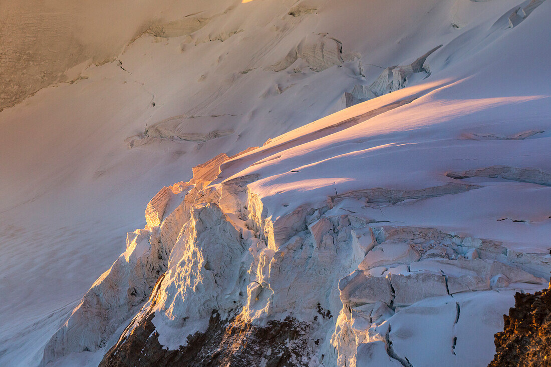 Eine Nahaufnahme von Serac im oberen Teil des Riedgletschers bei Sonnenaufgang vom Nadelgrat aus. Zermatter Tal, Kanton Vallese, Alpen, Schweiz.